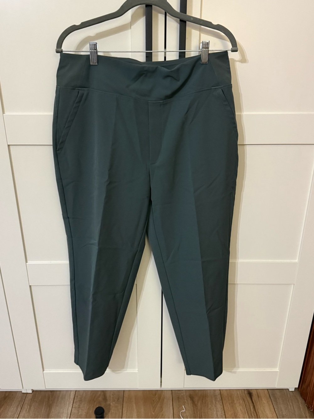 Athleta High Rise Endless Green Ankle-Length Pull-On Pants